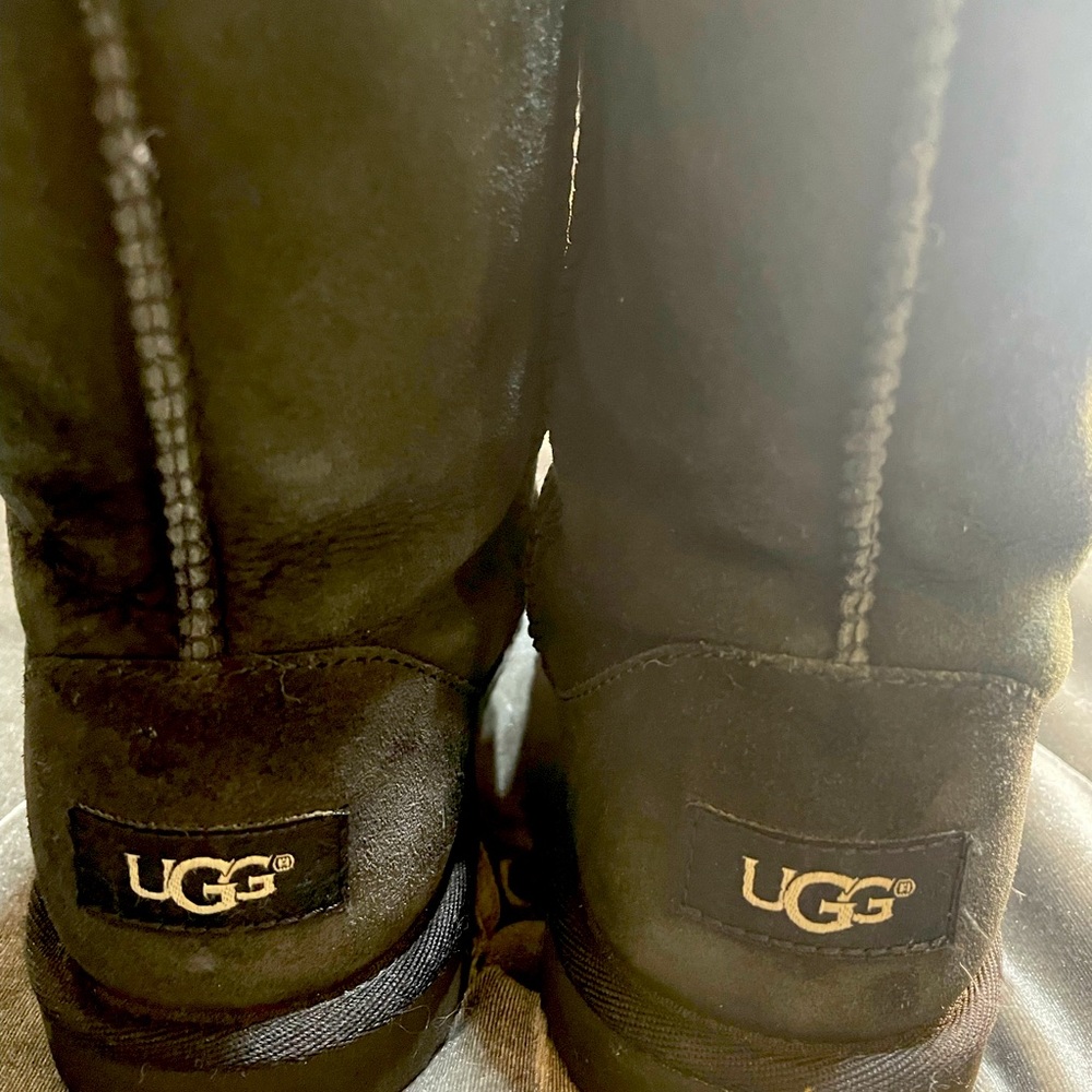 Girls Size 4 Classic Short Ugg Boots